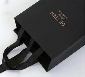 専門の小さく黒い紙袋、リボンのハンドルが付いている個人化された紙袋 サプライヤー