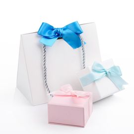 三角形の形のボール紙の買い物袋、リボンは紙袋を波形を付けました サプライヤー