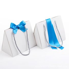 三角形の形のボール紙の買い物袋、リボンは紙袋を波形を付けました サプライヤー
